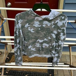 Girl’s Camo sweater, size large